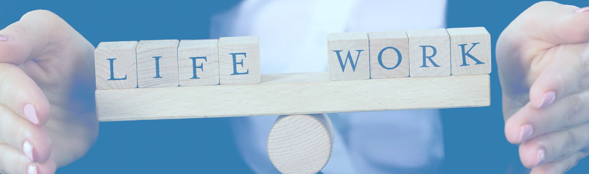 Blocs de bois avec 'LIFE' et 'WORK' sur une planche d'équilibre