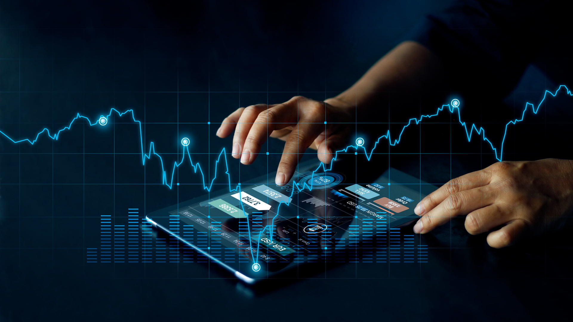 Mains interagissant avec des données financières et des graphiques boursiers sur une tablette.